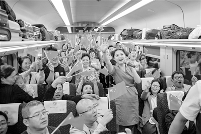 10月1日，乘客們在列車上共同慶祝新中國成立70周年。 蘭州局集團(tuán)供圖